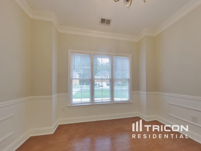 Building Photo - 3080 Kings Dr