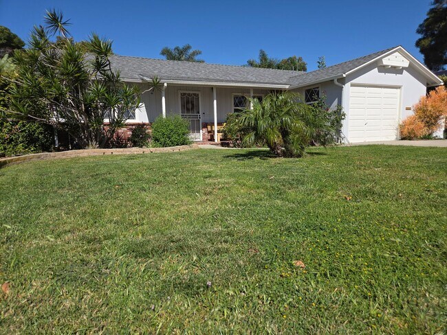 Foto del edificio - Mid-town Ventura 3 Bedroom 2 bath single level home