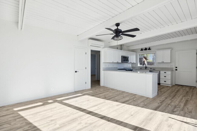 Foto del edificio - Creston Dr. Duplex