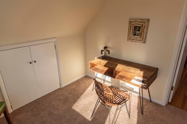 Building Photo - 5034 W Argyle St