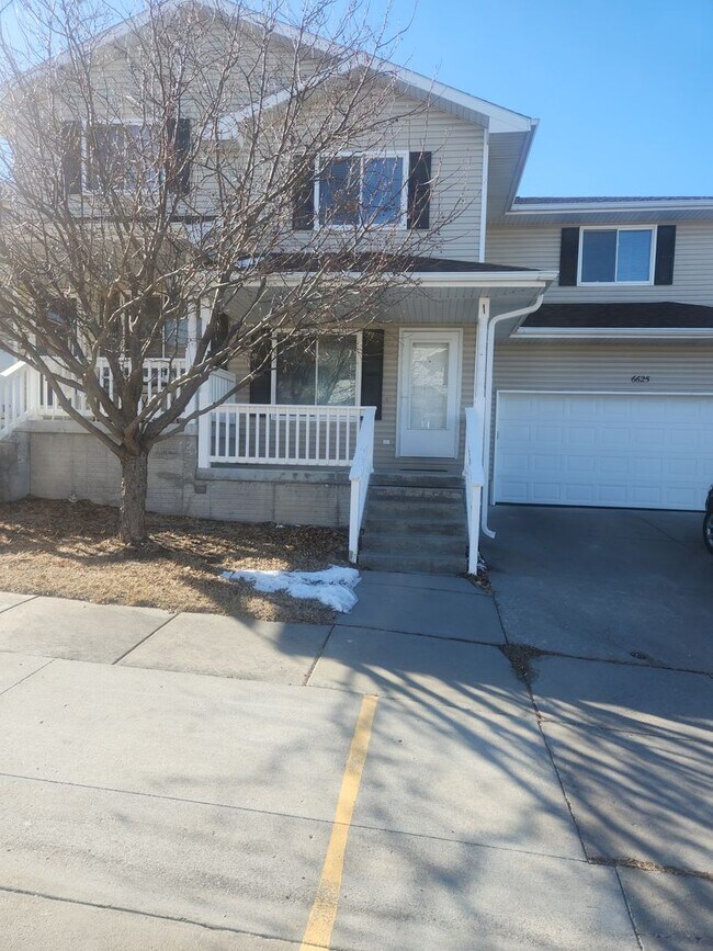 Foto del edificio - South Lincoln Townhouse with 4 bedrooms, 2 1/2 baths, and 2 stall garage.