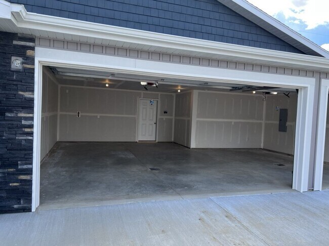 Foto del edificio - TWIN HOME IN SOUTH BISMARCK W/ HUGE 3 STALL GARAGE!