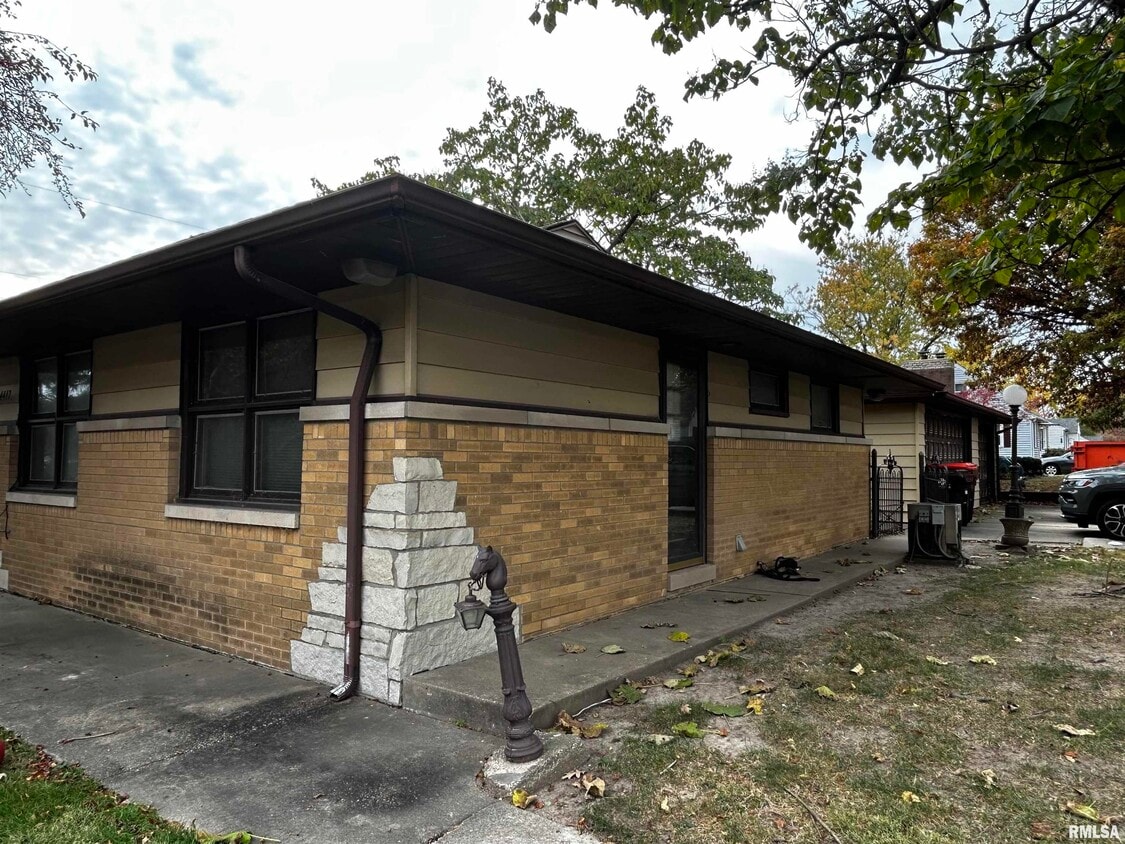 Primary Photo - 4417 N University St
