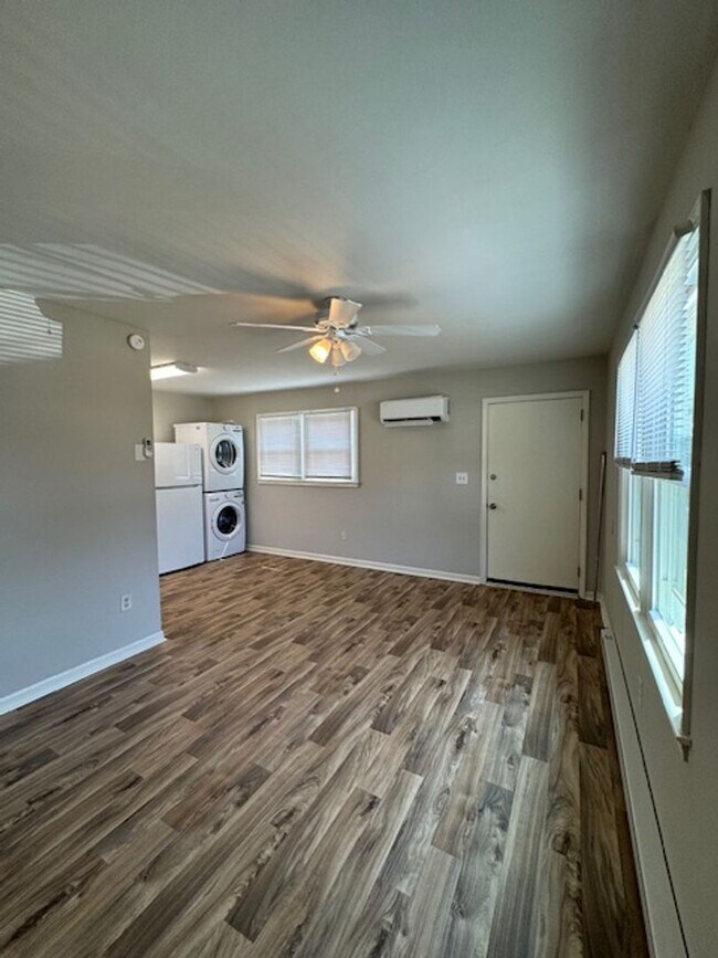 Building Photo - Tri-Plex - in Downtown Greer - 1 BD, 1 ful...