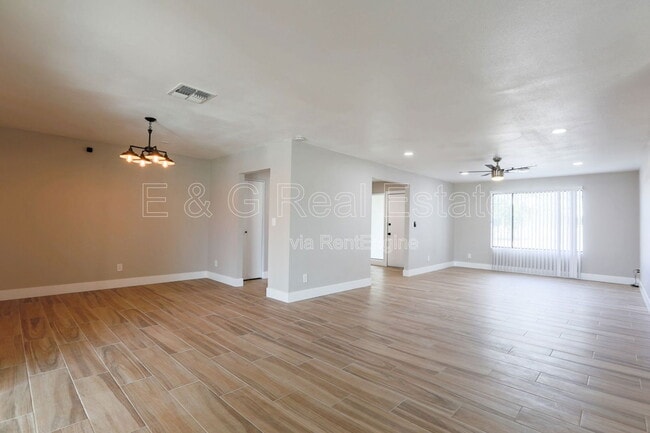 Building Photo - 1817 E Alameda Dr