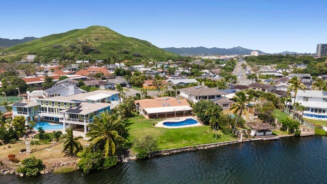 Building Photo - Lakefront 3 Bedroom, 2.5 Bath Single Family Home with Pool on Quiet Cul-De-Sac, Close to Kailua T...
