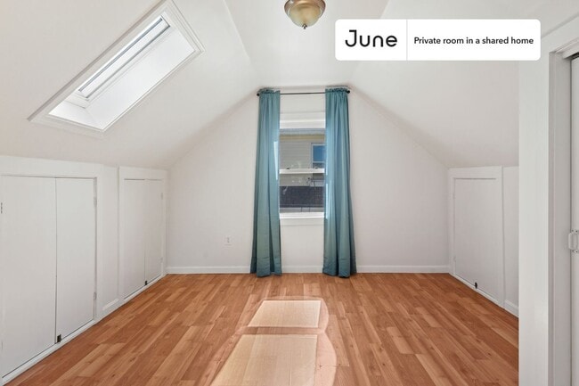 Building Photo - Room in Shared 6 bed/2 bath home