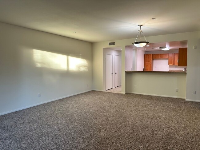 Foto del edificio - Spacious 2bed2bath Newly Renovated condo, Ready got Move In! adjacent to Warner Center/Woodland H...
