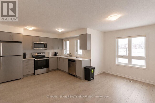 Photo du bâtiment - 235 Chapel Hill Dr