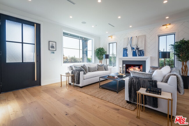 Foto del edificio - 12561 Westminster Ave