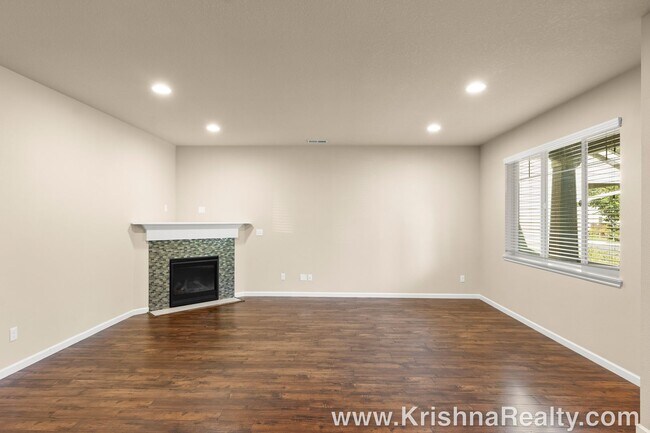 Building Photo - Lovely 4 BD* 2.5 BA* + Tech Niche! Single ...