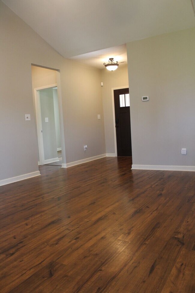 Building Photo - 3 Bed/2 Bath Home - Desirable Planter's Ridge Subdivision/CBA Schools