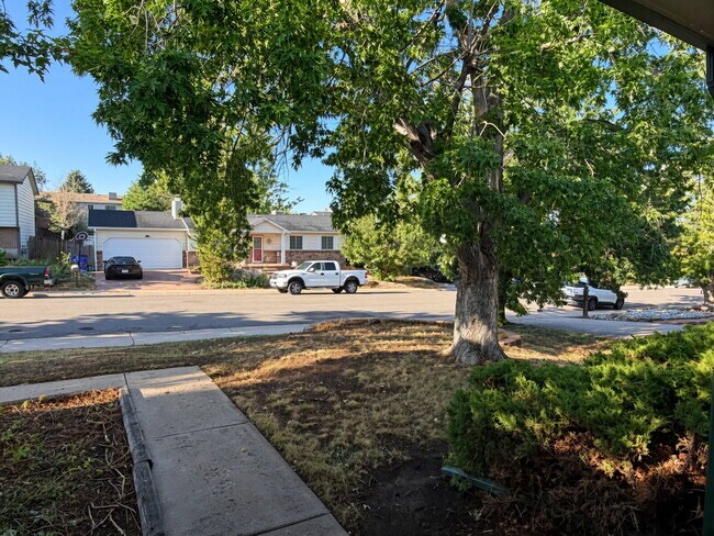 Building Photo - Spacious 4 bedroom, 3 bathroom home in the heart of Aurora is ready for immediate move in! Conven...