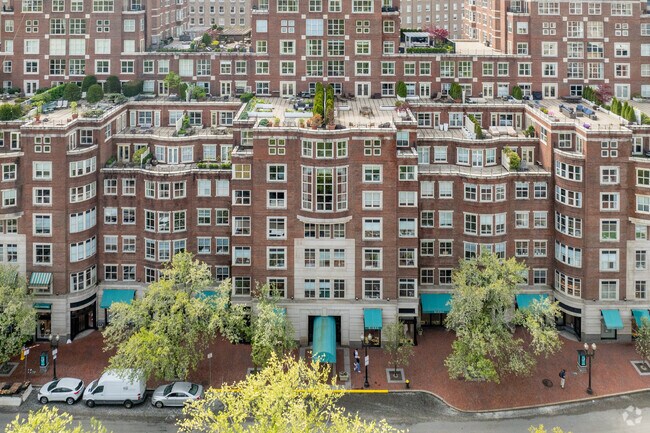 Building Exterior - Heritage on the Garden