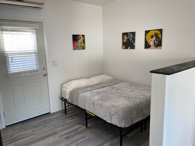 Foto del edificio - 527 Westbourne Dr
