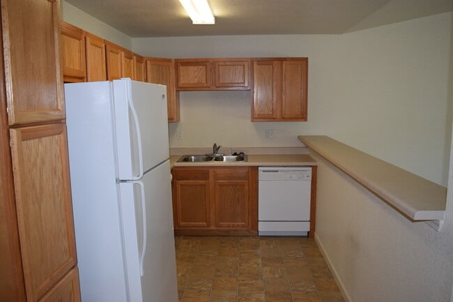Building Photo - Beautiful 2 Bedroom, 2 Bathroom Duplex with a Garage!