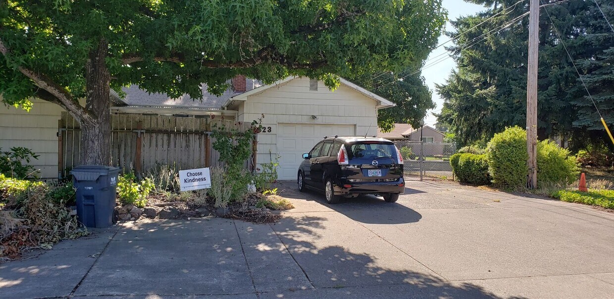 Primary Photo - Charming 3 bed 2 bath with bonus room.
