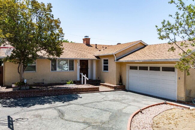 Building Photo - Elegantly Renovated Burbank Home in Prime ...