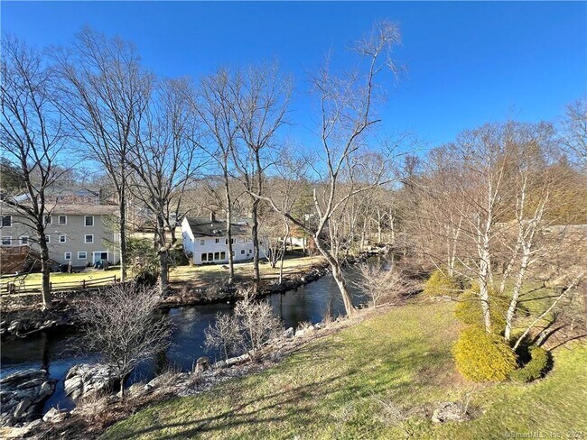 Foto del edificio - 30 Riversville Rd