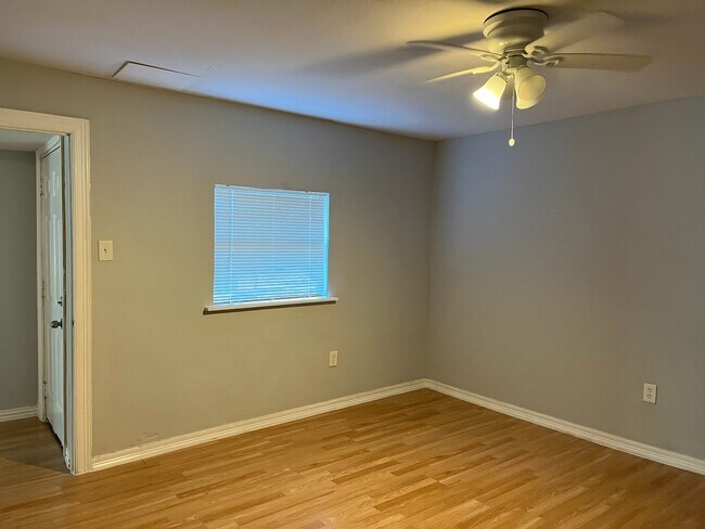 Foto del edificio - 8826 Crestview Dr