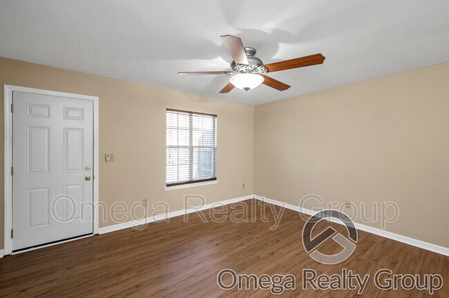 Foto del edificio - 484 Grey Hill Rd