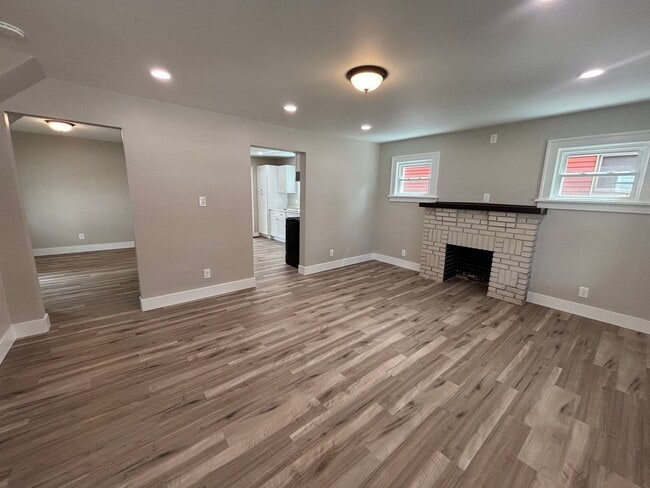 Building Photo - Beautiful 3 Bedroom 2 Bathroom Home in Bea...
