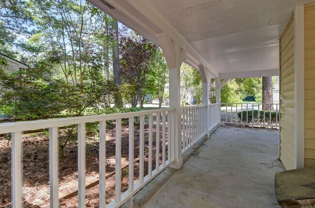 Foto del edificio - Spacious 3BR Home with Covered Front Porch & Expansive Backyard Near Dining & Shopping