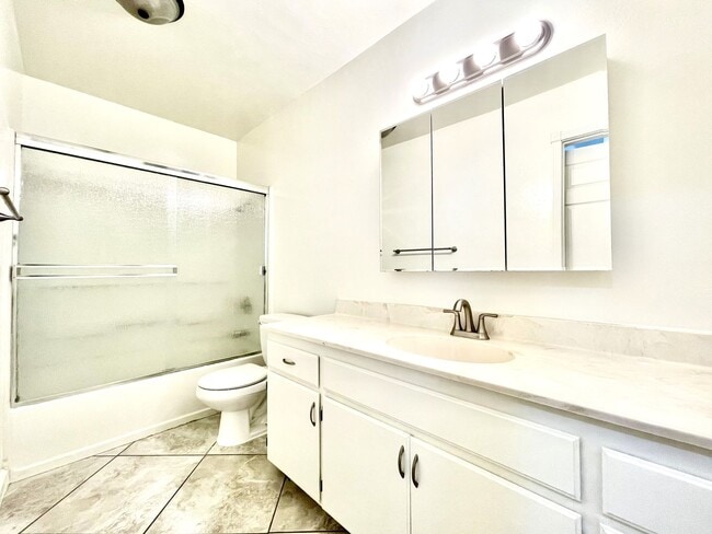 Building Photo - Upgraded Upper Level Condo in Mission Park!