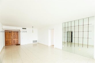 Building Photo - 1420 Brickell Bay Dr