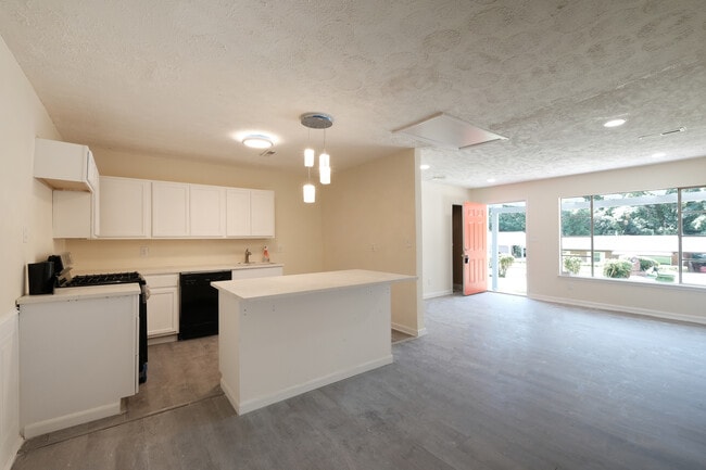 Foto del edificio - 85 Delmoor Dr NW