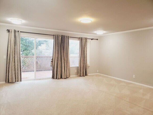 Building Photo - Large split level home in El Sobrante
