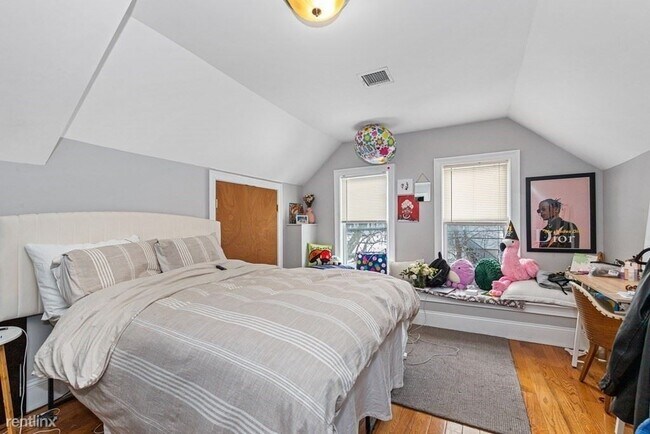Building Photo - 5 br, 2 bath Triplex - 44 Hillside St # 303 3