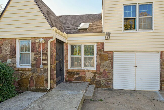 Building Photo - 1204 SW Binkley St