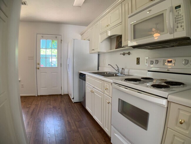 Foto del edificio - 2 BED, 2 BATH Rental Available in The Villages of Greenbrier