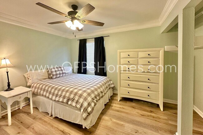 Foto del edificio - 308 Miracle Strip Pkwy SW