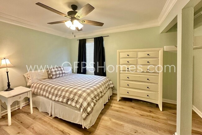 Building Photo - 308 Miracle Strip Pkwy SW