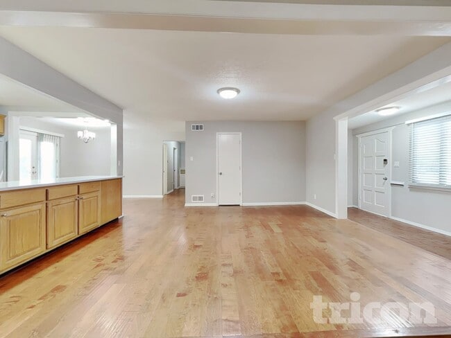 Building Photo - 900 Arizona St SE