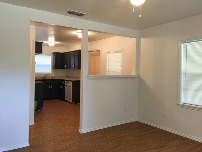 Foto del edificio - Two bedroom or one bedroom with office