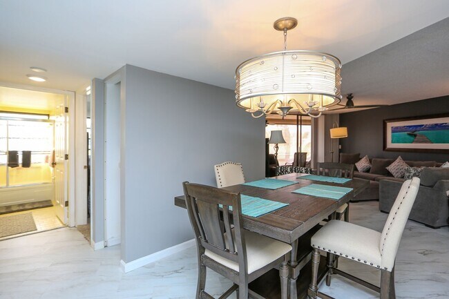 Foto del edificio - ** TIMBER CREEK AT LELY  ** 2 BED / 2 BATH...