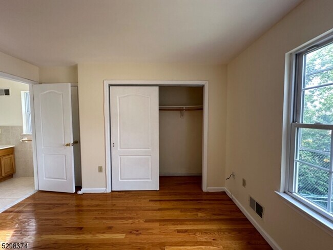 Building Photo - 740 Trumbull St
