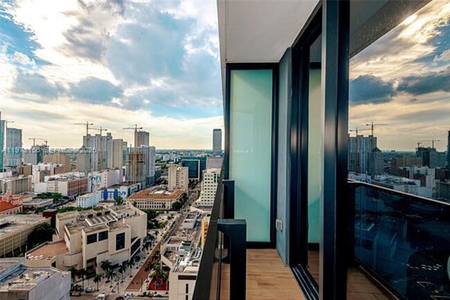 Foto del edificio - 398 NE 5th St