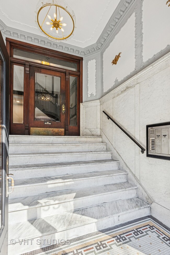 Building Photo - 5331 N Kenmore Ave