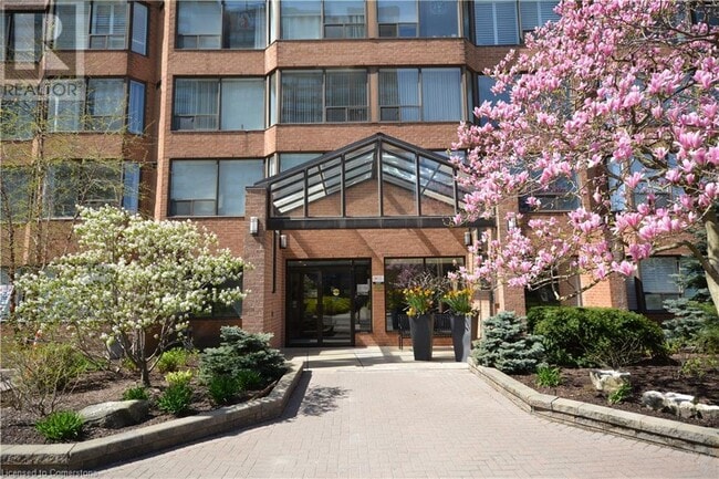 Photo du bâtiment - 1270 Maple Crossing Blvd