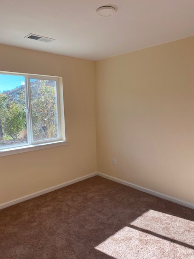 Building Photo - Private w/ Beautiful Views in W. Redding!!