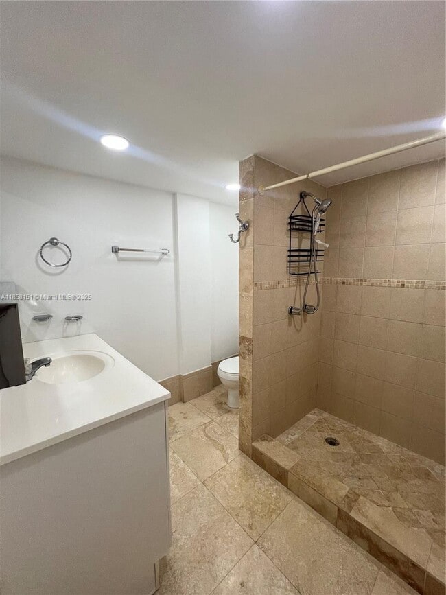 Building Photo - 10000 NW 80th Ct