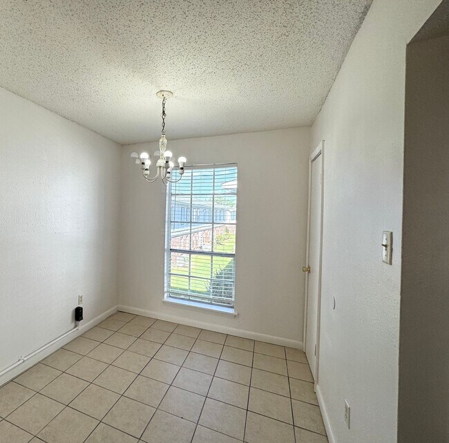 Foto del edificio - 2 Bed, 1.5 Bath Condo with Pool & Carport ...