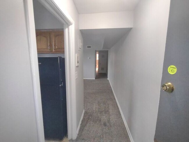 Building Photo - 2 Bedroom - Spacious Parma Apartment!