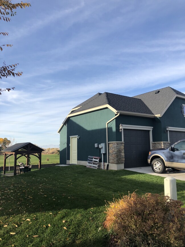 Building Photo - 114 E Lake View Dr