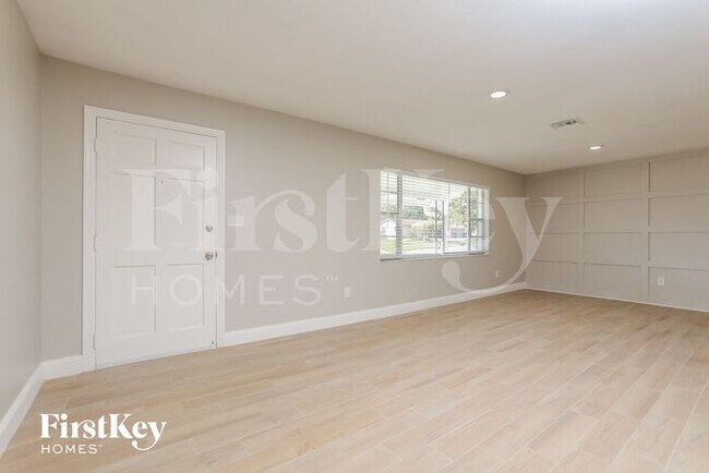 Foto del edificio - 7033 Crestlake Dr