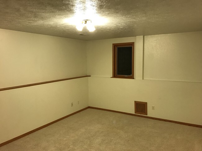 Sala de estar en el sótano - 1800 E Comanche St